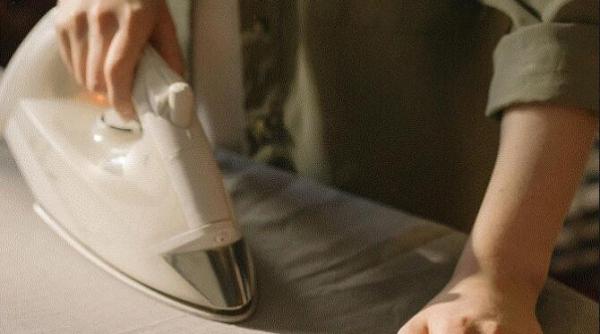 cateva modalitati neobisnuite de folosire a fierului de calcat pe care nu toata lumea le stie