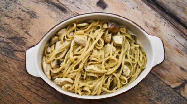 cea mai rapida si gustoasa cina paste cu carne de pui si sos de rosii gata in 15 minute