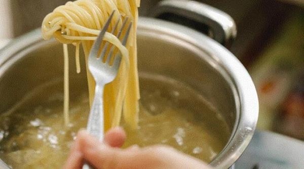 nu arunca pastele ramase de ieri ai nevoie de cateva oua si budinca e gata