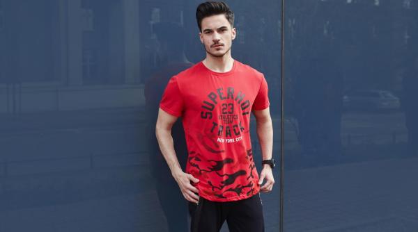 stim sa aratam grozav in tricourile barbatilor arunca o privire