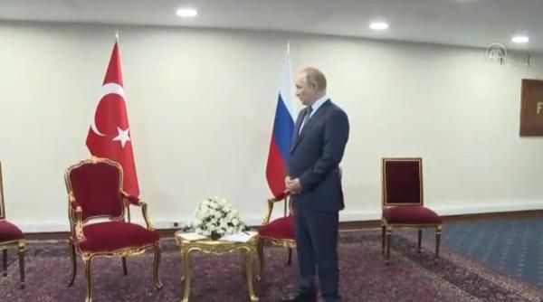 video cu putin nervos in timp ce erdogan l a lasat sa l astepte se uita descumpanit la scaunul gol