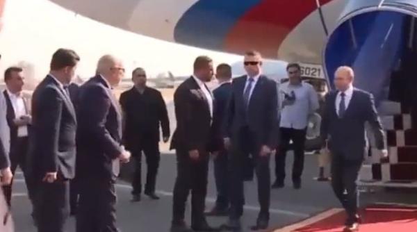 vizita lui putin in turcia detaliul pe care putini l au observat ce s a vazut atunci cand liderul de la kremlin a coborat din avion la teheran video
