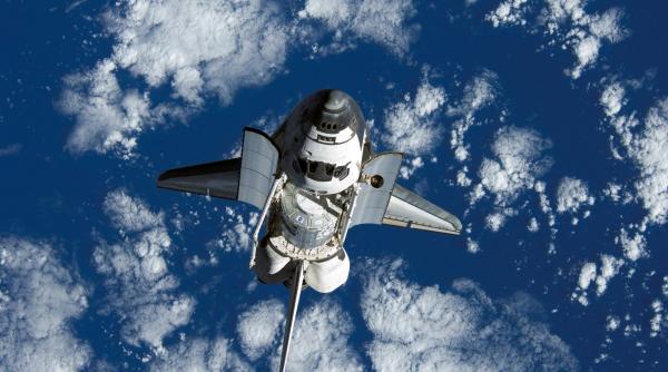 ziua internationala a explorarii spatiale romanii isi sarbatoresc aviatorii aeronave militare pe cerul capitalei