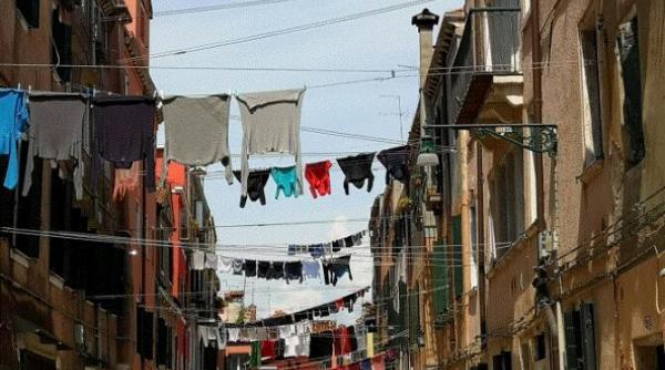 elimina chiar si cele mai vechi pete de pe haine cu trei indrediente