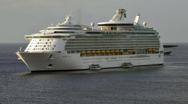 tarile de jos intentioneaza sa gazduiasca refugiati pe nave de croaziera initiativa descrisa drept absurda si ilegala