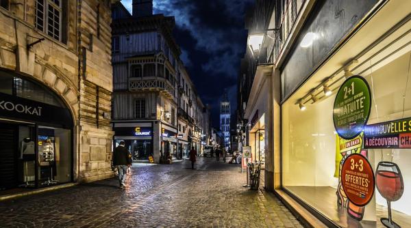 franta anunta masurile pentru economisirea energiei cand nu vor putea magazinele sa si tina usile deschise