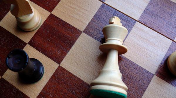 un robot i a rupt degetul unui baiat de 7 ani contra caruia juca sah