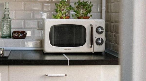 spune adio mirosului urat din cuptorul cu microunde ai nevoie de cateva minute si de un singur ingredient