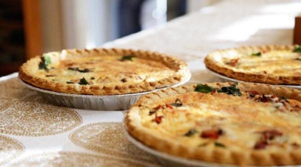 tarta bestiala cu trei umpluturi ai nevoie de patru lipii nuci mac si stafide succesul va fi garantat