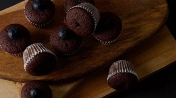 un desert simplu rapid si delicios ai nevoie de forme de briose si de o oala cu apa