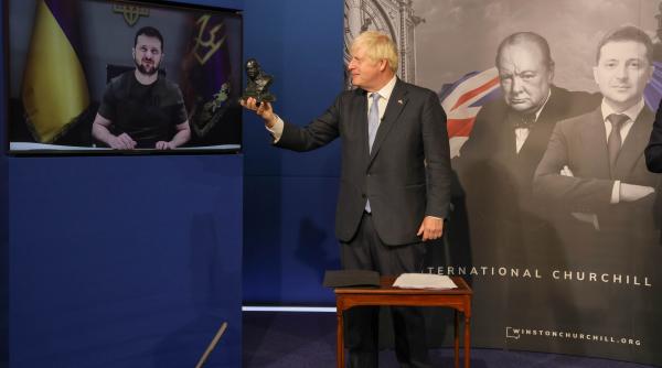boris johnson i a dat premiul churchill lui volodimir zelenski