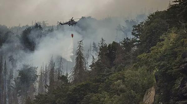 fumul incendiilor din cehia intoxica tara oamenii sunt sfatuiti sa inchida geamurile si sa stea in casa