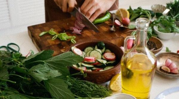 salata neobisnuita si foarte gustoasa facuta din doar trei ingrediente