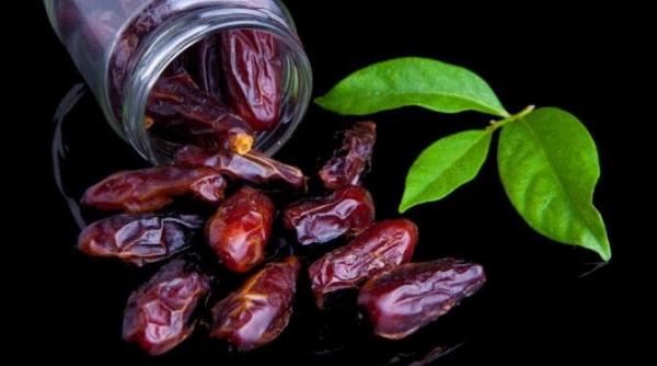 curmale umplute cu fistic si nuca de cocos bucura te de un desert delicios si sanatos