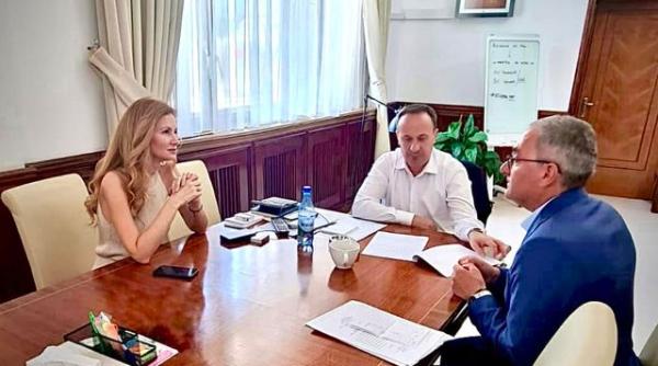 oana bulai alaturi de ministrul finantelor adrian caciu in comuna ion creanga din neamt