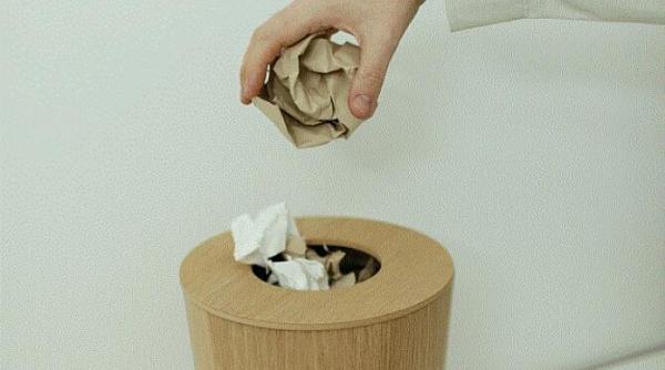 pune o lingura de detergent in cosul de gunoi toata lumea ar trebui sa cunoasca acest truc simplu