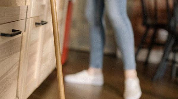 scapa rapid de praful din casa suprafetele vor ramane curate mult timp un truc util pentru gospodine