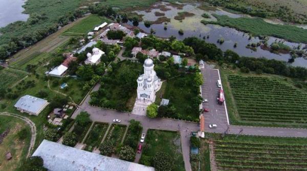 triunghiul manastirilor de langa tulcea locul din romania unde dumnezeu coboara si umbla descult prin iarba horia teodorescu nu vizitati delta fara sa treceti si pe aici nu veti regreta