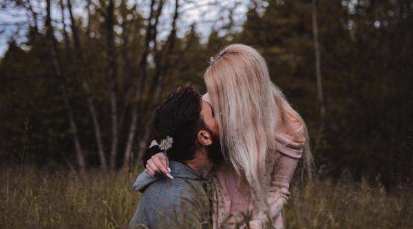 de ce ne sarutam motivul pentru care oamenilor le place sa se sarute