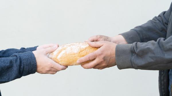 gelu duminica lectie de viata saracia pute romanii stramba din nas la rosia prea scumpa de 5 lei crescuta de maini batatorite dar dau 30 de lei pe popcorn la cinema