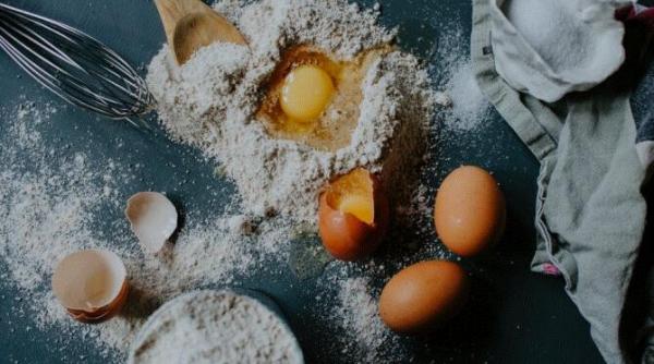 pizza cu blat negru si umplura de branza si pere nu ai mancat niciodata ceva mai bun si original