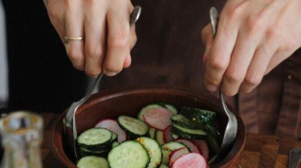 salata de castraveti proaspeti si crocanti pentru iarna se prepara foarte rapid si este plina de vitamine