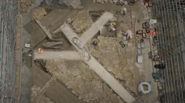 incendiul de la notre dame a dus la descoperirea unor morminte si artefacte vechi de secole