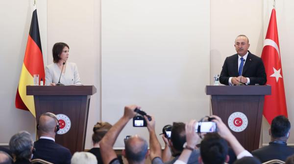 ministrii de externe turc si german schimb de replici tensionat in fata presei de ce nu amintiti asta si greciei