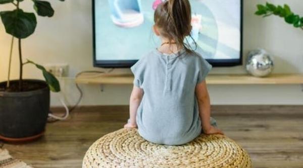 copilul tau sta toata ziua la desene animate psiholog semnal de alarma daca vrei un copil bolnav n ai decat