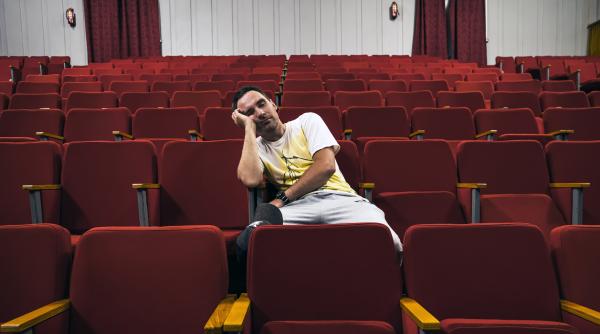 de ce moare teatrul romanesc adriana grand n are rost sa ne mintim suntem la periferia societatii val valcu si bibliotecile sunt desert cultural