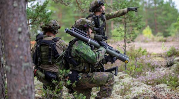 militarii americani si britanici se antreneaza alaturi de trupele finlandeze intr un exercitiu comun