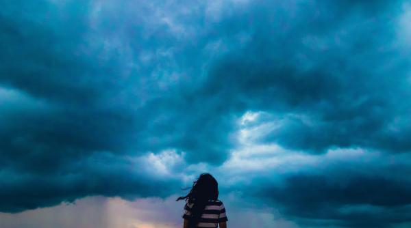 ce trebuie sa faci daca te a surprins o furtuna puternica ghid complet pus la dispozitie de autoritati azi cod galben de instabilitate atmosferica