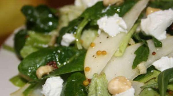 de vara salata cu pere branza de capra si alune de padure