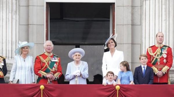 o senatoare din australia o acuza pe regina elisabeta a ii a de colonizare in timpul depunerii juramantului