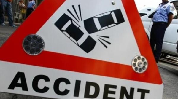 buzau ambulanta implicata intr un accident un membru al echipajului si soferul altei masini au fost raniti