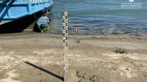 dunarea in scadere continua debitul la jumatate fata de media lunii august foto