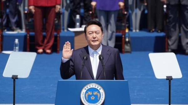 nancy pelosi viziteaza coreea de sud presedintele sud coreean a plecat in vacanta