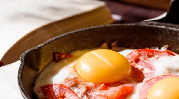 oua marmorate cu rosii pe gratar reteta perfecta de mic dejun