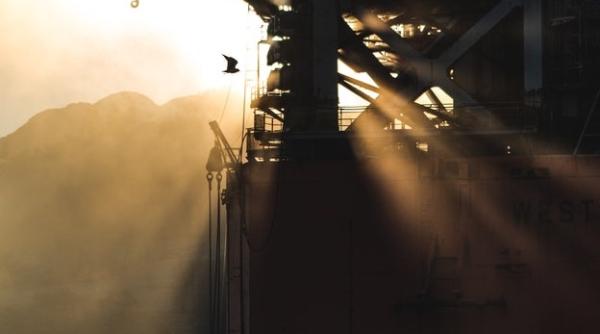 romania sta pe aur blocata in licitatii si dezinteres peiu dom ne stim de 15 ani de zacamantul de la caragele si n marea neagra sunt zacaminte pe care le putem exploata noi