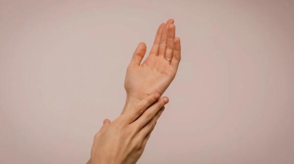 vei uita de lasarea pielii daca faci un lucru de doua ori pe saptamana insista pe zona bratelor