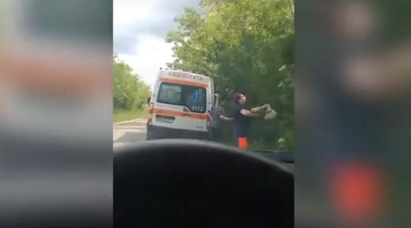 a oprit ambulanta ca sa culeaga flori de soc