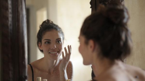 secretele care te vor ajuta sa stergi cativa ani de pe piele ce se intampla daca bei un pahar de vin rosu recomandarile unui specialist video