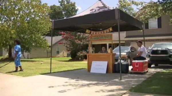 un copil de 11 ani a impresionat o lume intreaga vinde limonada la strada ca sa si plateasca tratamentul