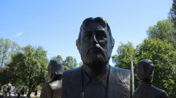 adrian paunescu sprijin enorm pentru scriitorii si artistii contemporani daniel cristea enache apropierea dintre el si corneliu vadim tudor mi se pare profund nedreapta