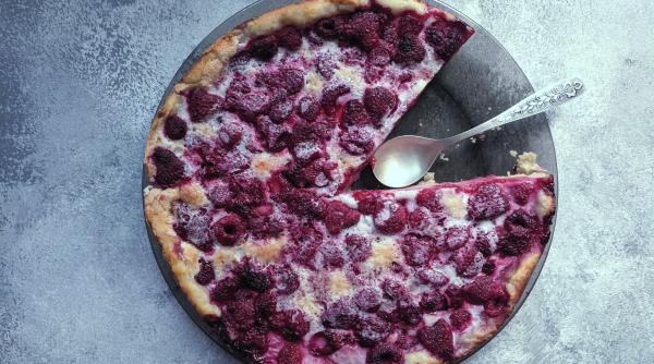 clafoutis cu zmeura reteta perfecta pentru zilele fierbinti de vara