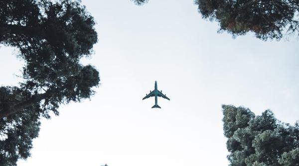 o aeronava a fortelor aeriene romane actioneaza la stingerea unui incendiu de padure din judetul valcea