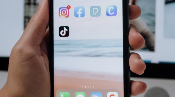 un nou scandal la tiktok legat de moderarea continutului ilegal cu minori moderatorii au denuntat compania