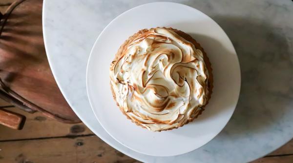 cea mai simpla tarta cu mere indragita de toata familia un desert delicios ce merita incercat