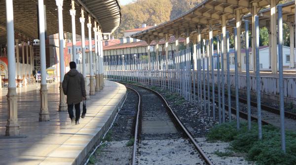 noi probleme la cfr trenurile foamei de la iasi la timisoara raman si fara vagoanele cuseta pasagerii vor cobori din tren in timp ce o cursa dureaza peste 18 ore