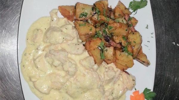 pui carbonara cu smantana si bacon delicios si usor de prepara